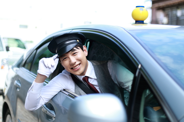 笑顔のタクシー運転手