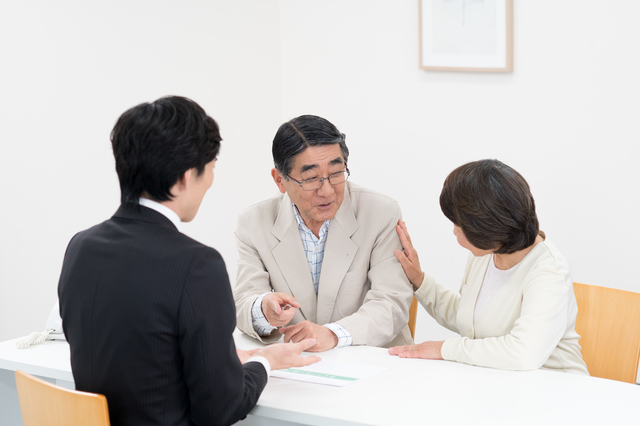 介護の説明を受ける夫婦