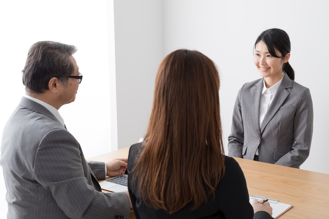 笑顔で面接を受ける女性