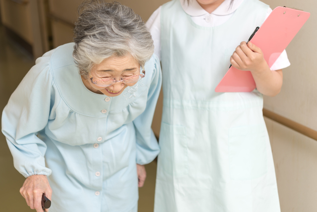 病院で働く介護職とシニア