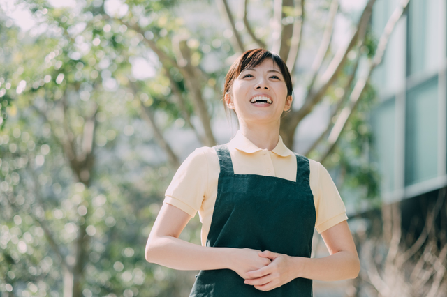 上を向く笑顔の介護職の女性