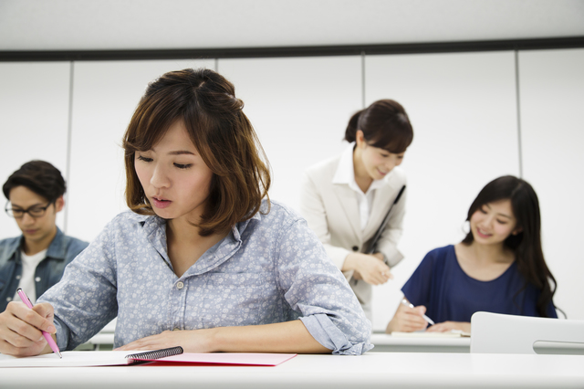 ケアマネ講座の講習を受ける女性