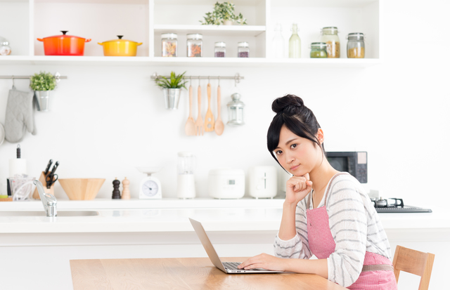 介護職資格なしのアルバイト情報を調べる女性