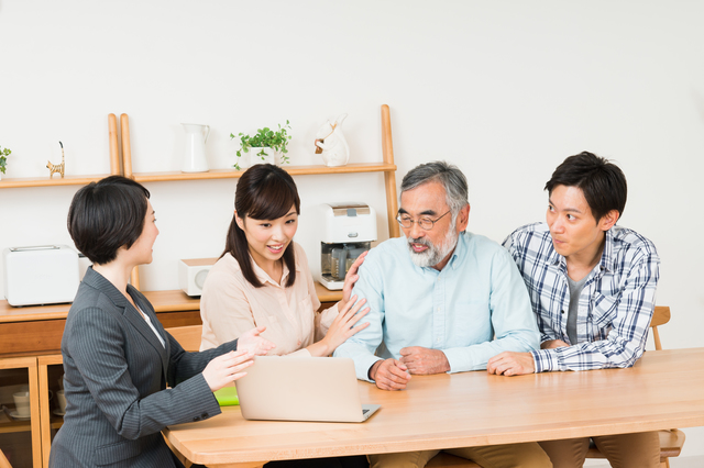 利用者家族と話をする介護支援専門員