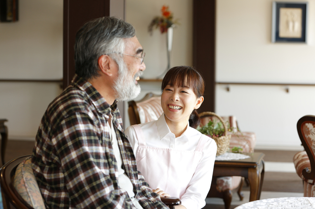 グループホームで働く介護士とおじいさん